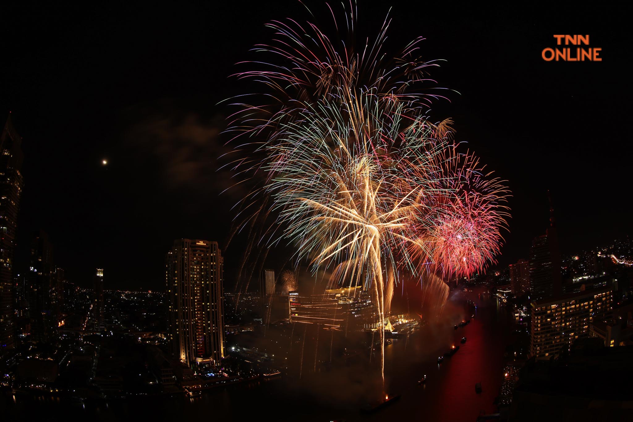 ตระการตา พลุปีใหม่เหนือเจ้าพระยาจำนวน 30,000 ดอก