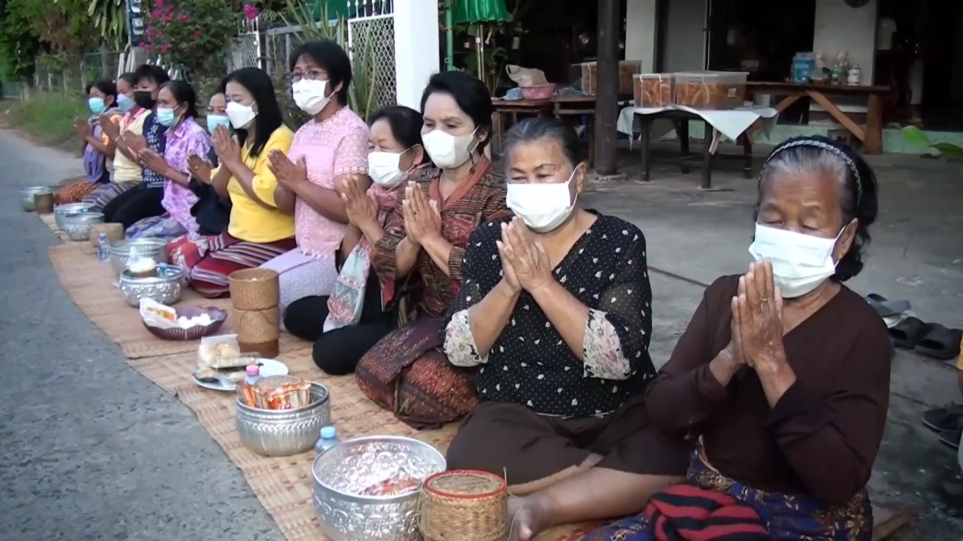 ชาวอุบลฯ ตักบาตรพระถวายพระพรชัยมงคล แด่ เจ้าฟ้าพัชรกิติยาภาฯ