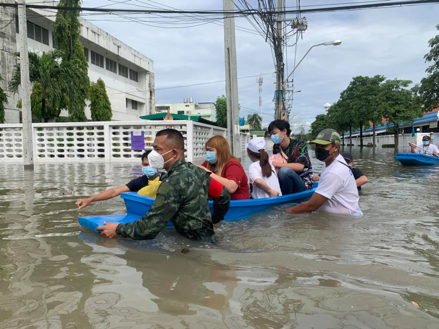 เปิดภาพ นิคมฯบางปู น้ำท่วมสูง จนท.เข้าช่วยรับ-ส่งปชช. เปิดภาพ นิคมฯบางปู น้ำท่วมสูง จนท.เข้าช่วยรับ-ส่งปชช.