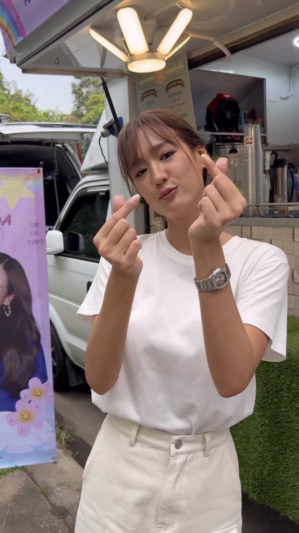 แฟนคลับเซอร์ไพรส์พาย รินรดา จัดรถฟู้ดซัพพอร์ตให้หน้ากองถ่าย ถึง 4 คัน 