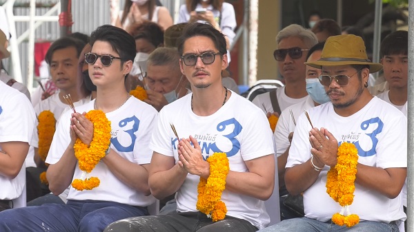 มาริโอ้-อนันดา นำทีมทำบุญและบวงสรวงภาพยนตร์ขุนพันธ์ 3 (มีคลิป) มาริโอ้-อนันดา นำทีมทำบุญและบวงสรวงภาพยนตร์ขุนพันธ์ 3 (มีคลิป)