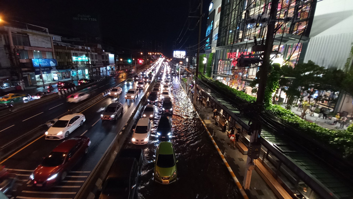 ฝนถล่มกรุง ทำน้ำท่วมขังถนนหลายพื้นที่ จราจรบางจุดติดขัด ฝนถล่มกรุง ทำน้ำท่วมขังถนนหลายพื้นที่ จราจรบางจุดติดขัด