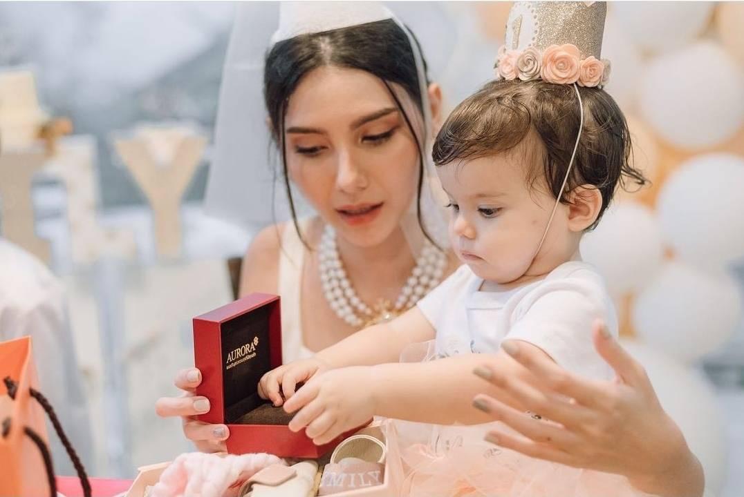 น่ารักสุดๆ ซาร่า  คาซิงกินี ฉลองวันเกิดครบ 1 ขวบให้ เอมมิลี่ ลูกสาว