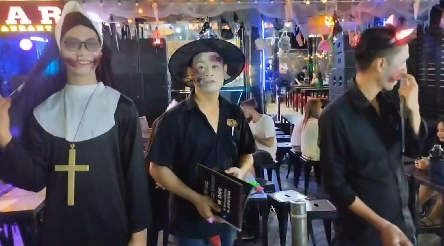 วันฮาโลวีน 2023 ถนนข้าวสารคึกคัก นทท.แต่งชุดแฟนซีจัดเต็มในวันปล่อยผี