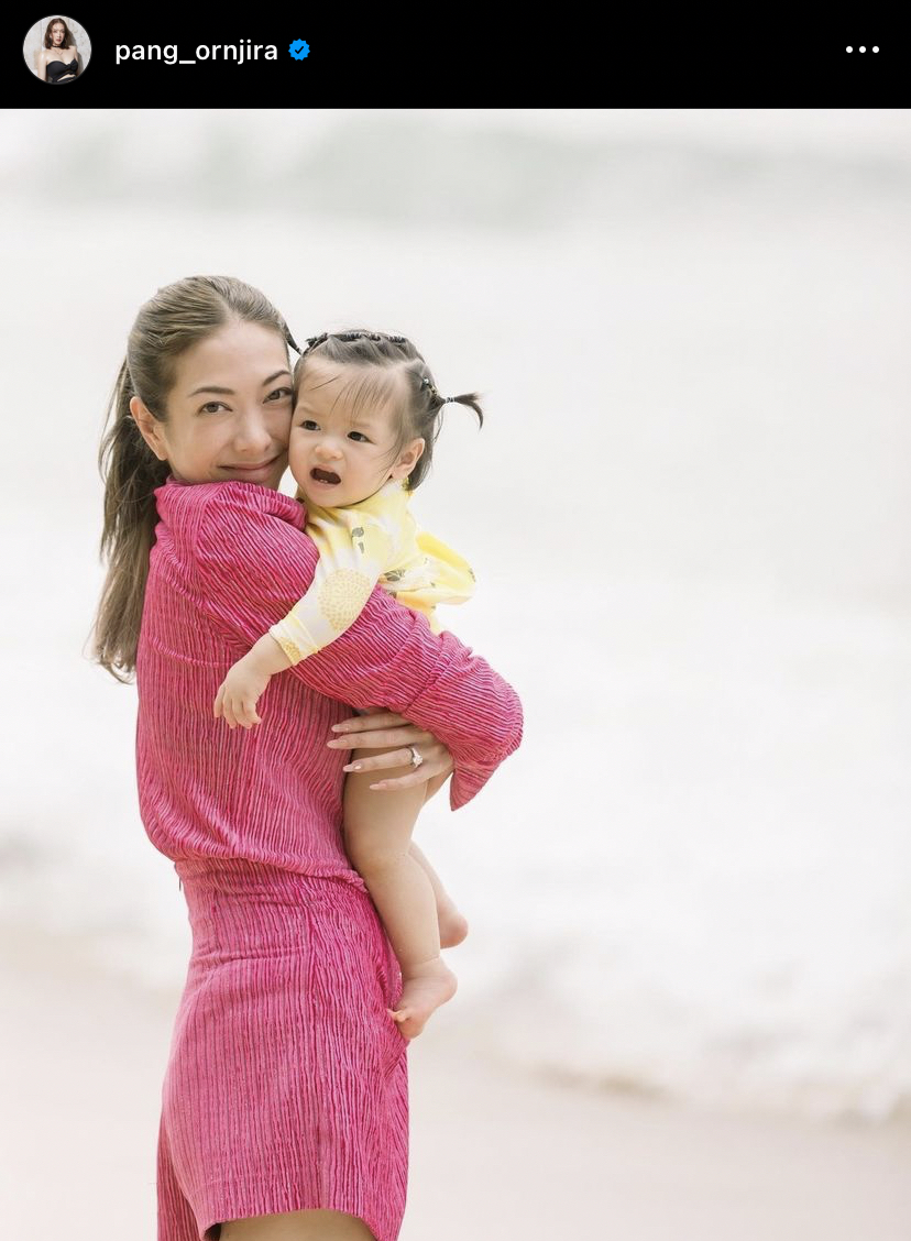 คิดว่าแฝดสาม! แป้ง อรจิรา อวดโมเมนต์ภาพครอบครัวพ่อแม่ลูกสุดคิ้วท์
