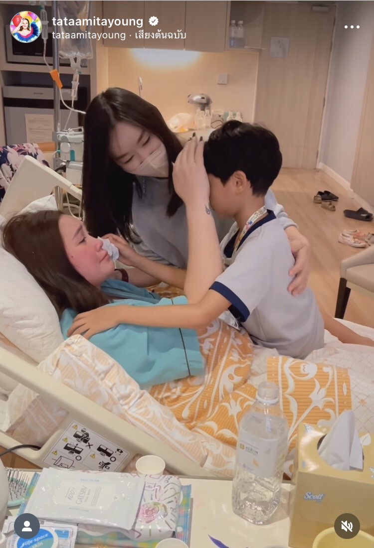 โมเมนต์สุดซึ้ง น้องเร เช็ดน้ำตาปลอบใจคุณแม่ ทาทา ยัง หลังนอนโรงพยาบาลกว่า 40 วัน 