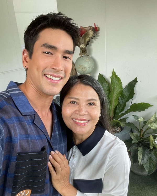 “ณเดชน์” มอบข้าวกล่อง 300 ชุด และน้ำดื่ม ให้ผู้ประสบเหตุไฟไหม้โรงงาน “ณเดชน์” มอบข้าวกล่อง 300 ชุด และน้ำดื่ม ให้ผู้ประสบเหตุไฟไหม้โรงงาน