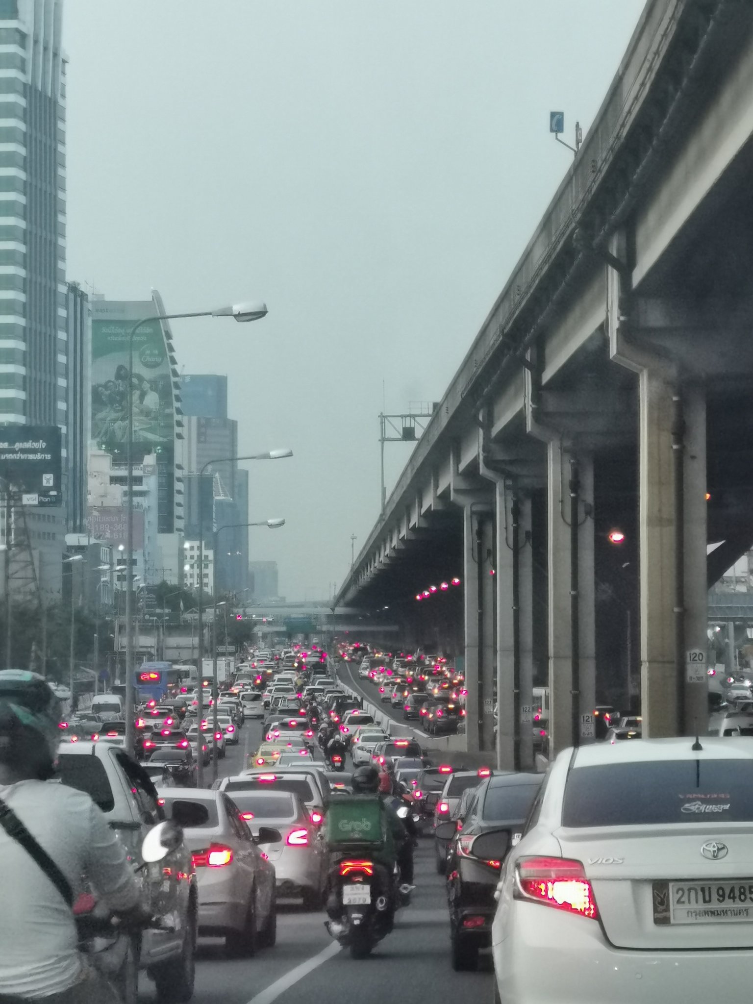 วันศุกร์แห่งชาติ! วิภาวดีขาเข้า-ออก รถหนาแน่นติดยาวสะสม วันศุกร์แห่งชาติ! วิภาวดีขาเข้า-ออก รถหนาแน่นติดยาวสะสม