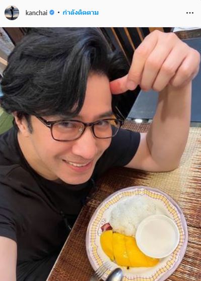 เหล่าคนบันเทิงตามเทรนด์แห่กิน ข้าวเหนียวมะม่วง