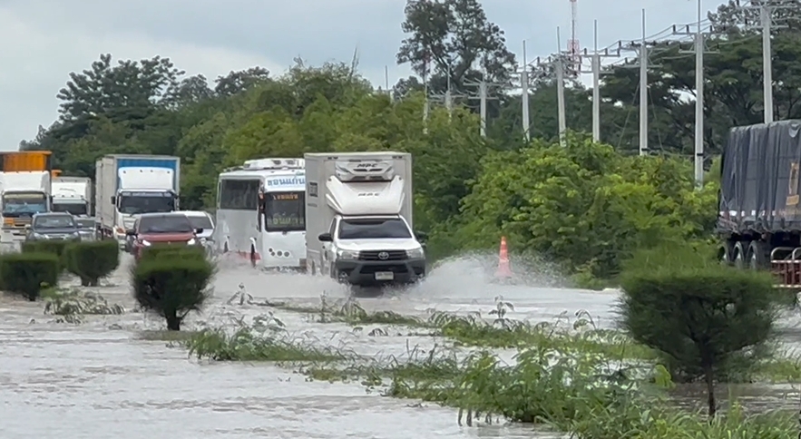 ถ.มิตรภาพ จมน้ำ! หลังเจอฝนตกหนัก รถทัวร์-รถบรรทุก เสียหายหลายคัน ถ.มิตรภาพ จมน้ำ! หลังเจอฝนตกหนัก รถทัวร์-รถบรรทุก เสียหายหลายคัน