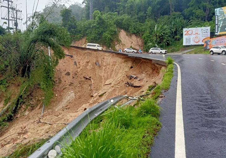ฝนถล่มภูเก็ต! ดินสไลด์ ทางขึ้นเขาป่าตอง สั่งปิดการจราจรแล้ว ฝนถล่มภูเก็ต! ดินสไลด์ ทางขึ้นเขาป่าตอง สั่งปิดการจราจรแล้ว