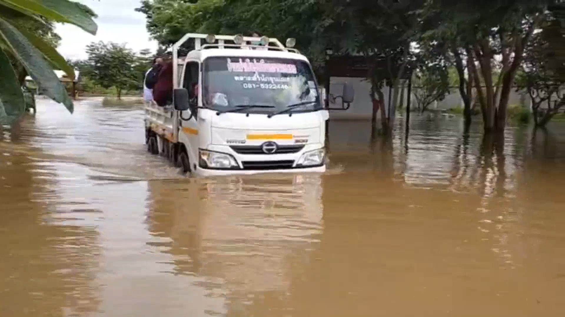ด่วน! พิจิตร น้ำป่าทะลักท่วม โรงพยาบาลดงเจริญ เร่งย้ายผู้ป่วยวุ่น ด่วน! พิจิตร น้ำป่าทะลักท่วม โรงพยาบาลดงเจริญ เร่งย้ายผู้ป่วยวุ่น
