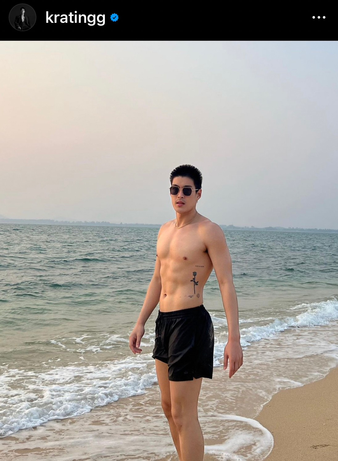ทะเลไฟลุก!! กระทิง อวดหุ่นเฟิร์มริมชายหาด ทำชาวเน็ตแห่คอมเมนต์รัวๆ