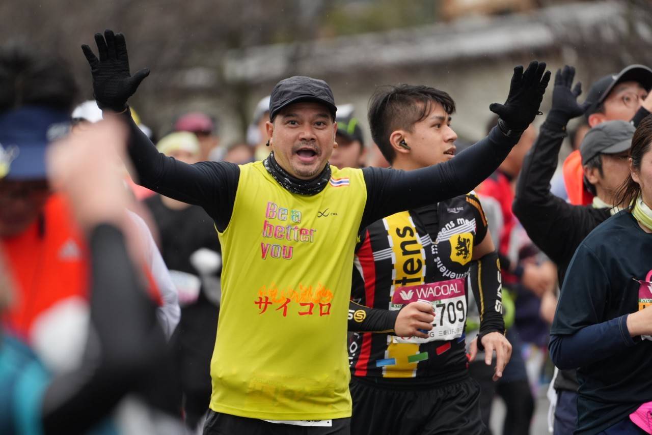 เต๋า สมชาย โชว์ซีนหวานจูบปากภรรยาขอกำลังใจวิ่ง KYOTO MARATHON 2023