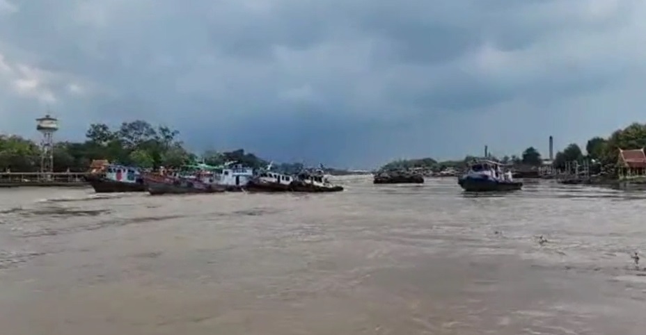 คลิประทึก! เรือลากจูง หวิดพุ่งชนแพให้อาหารปลาหน้าวัดพนัญเชิงฯ 