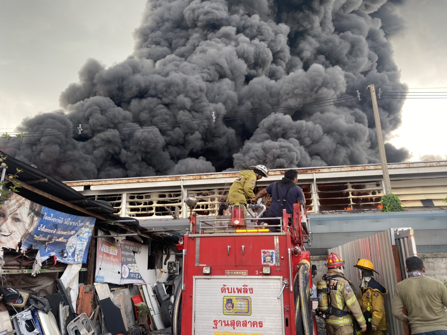 นาทีระทึก! ไฟไหม้โรงงานพลาสติก ย่านสุขาภิบาล 5 (มีคลิป) นาทีระทึก! ไฟไหม้โรงงานพลาสติก ย่านสุขาภิบาล 5 (มีคลิป)