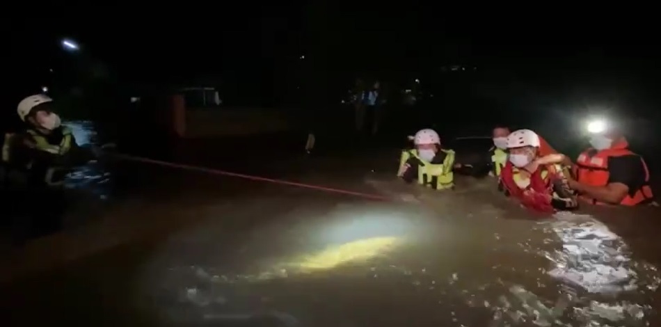 อพยพชาวบ้านวุ่น! น้ำป่าหลากท่วม 5 หมู่บ้านที่กำแพงเพชร 