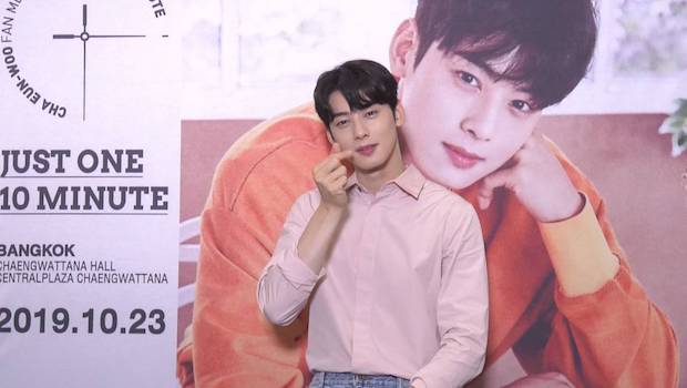 ออร่าทะลุแมสก์!! ‘ชาอึนอู’ ลัดฟ้าถึงไทย แฟนๆ ยินดีต้อนรับแน่นสนามบิน (มีคลิป)