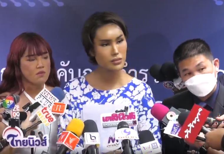 แอนนา  เดินทางเข้าพบตำรวจ รับทราบ 2 ข้อกล่าวหา 