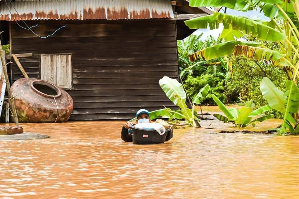 ด่านซ้ายยังท่วมหนัก! ทหารเร่งช่วยเหลือผู้ประสบภัย ด่านซ้ายยังท่วมหนัก! ทหารเร่งช่วยเหลือผู้ประสบภัย