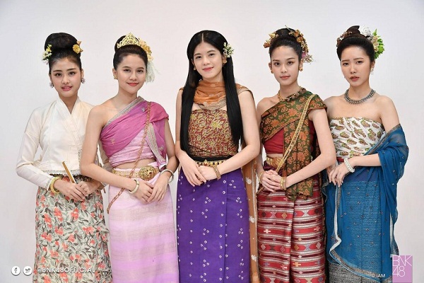 ปูเป้ BNK48 อัปเดตความคืบหน้า ภาพยนตร์ผ้าผีบอก ใกล้ได้ชมแล้ว (มีคลิป) ปูเป้ BNK48 อัปเดตความคืบหน้า ภาพยนตร์ผ้าผีบอก ใกล้ได้ชมแล้ว (มีคลิป)