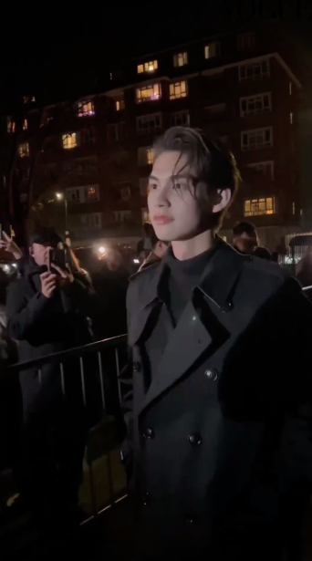 หล่อปังระดับโลก!! ประมวลลุค 'ไบร์ท วชิรวิชญ์' ประชันซุปตาร์โลก ชมแฟชั่นโชว์ลอนดอน หล่อปังระดับโลก!! ประมวลลุค 'ไบร์ท วชิรวิชญ์' ประชันซุปตาร์โลก ชมแฟชั่นโชว์ลอนดอน