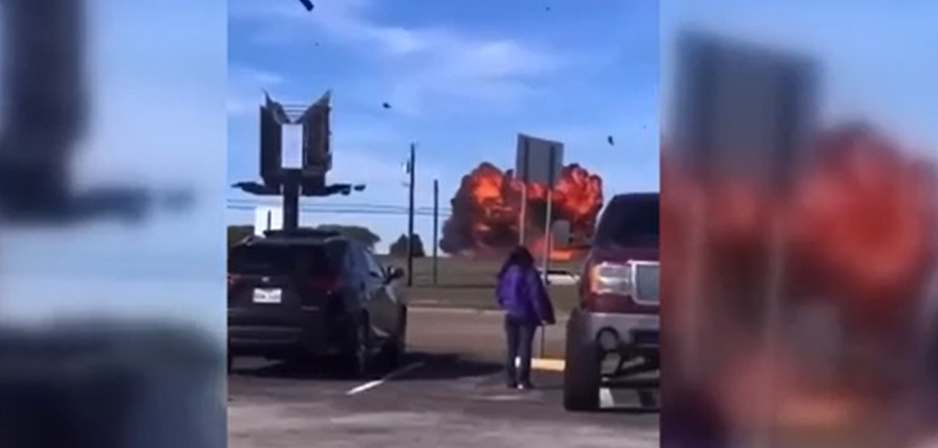 ระทึก! เปิดนาที เครื่องบินสมัยสงครามโลก 2 ลำ พุ่งชนกันกลางอากาศ