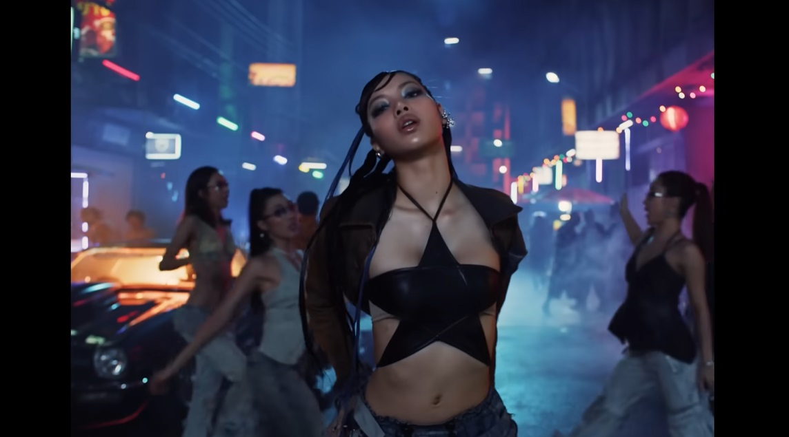 ‘ลิซ่า’ ปล่อยทีเซอร์ MV เพลง Rockstar สุดปังใช้โลเคชั่นในไทยถ่ายทำกลางเยาวราช ‘ลิซ่า’ ปล่อยทีเซอร์ MV เพลง Rockstar สุดปังใช้โลเคชั่นในไทยถ่ายทำกลางเยาวราช