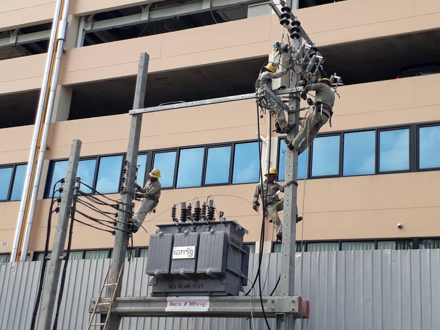 MEA ติดตั้งระบบไฟฟ้ารองรับ รพ.สนามพลังแผ่นดิน เพื่อพิชิตภัยโควิด-19 MEA ติดตั้งระบบไฟฟ้ารองรับ รพ.สนามพลังแผ่นดิน เพื่อพิชิตภัยโควิด-19