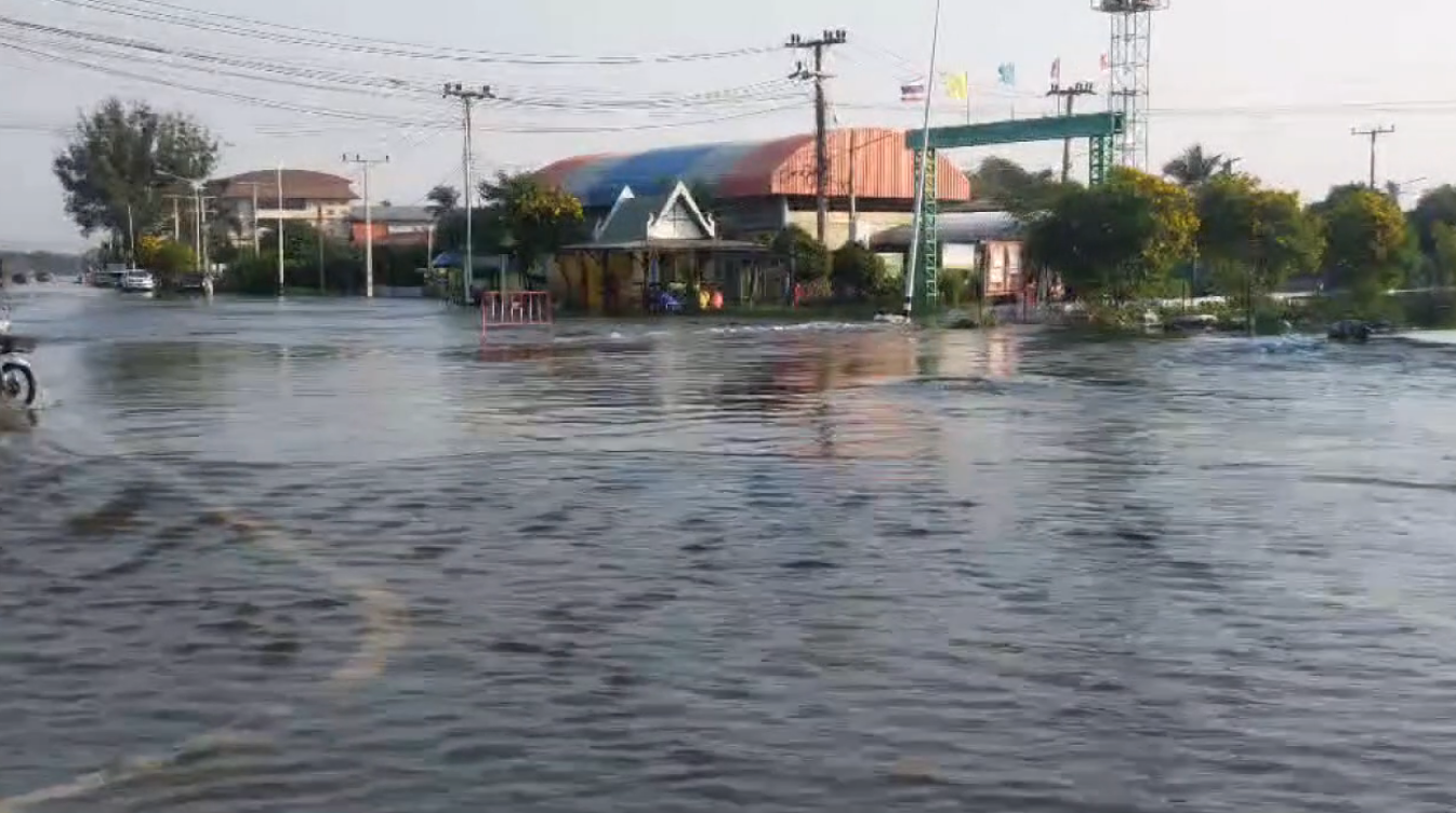 อ่างทองน้ำท่วมสาหัส! คันดินแตกน้ำทะลักถนนป่างิ้ว-โพธิ์ทองระยะทาง 5 กม. อ่างทองน้ำท่วมสาหัส! คันดินแตกน้ำทะลักถนนป่างิ้ว-โพธิ์ทองระยะทาง 5 กม.