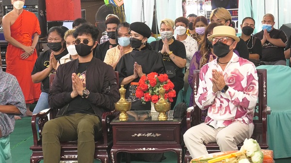 ครอบครัว พุ่มพวง ดวงจันทร์ มอบทุนการศึกษา 30 ทุน   (มีคลิป) 