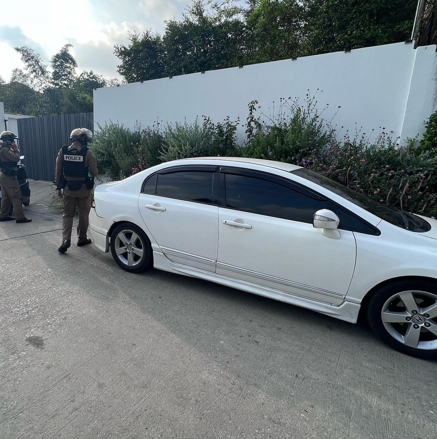 พิมพ์ พิมพ์มาดา โวย! ขอตำรวจช่วยยกรถจอดทับต้นไม้ แต่ได้รับการบริการที่ไม่ดี