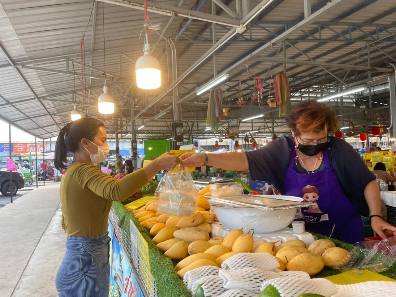 แม่ค้ามะม่วงโคราชขอบคุณมิลลิ ยอดขายพุ่ง 500 กก.หมดเกลี้ยงไม่กี่ชม. แม่ค้ามะม่วงโคราชขอบคุณมิลลิ ยอดขายพุ่ง 500 กก.หมดเกลี้ยงไม่กี่ชม.