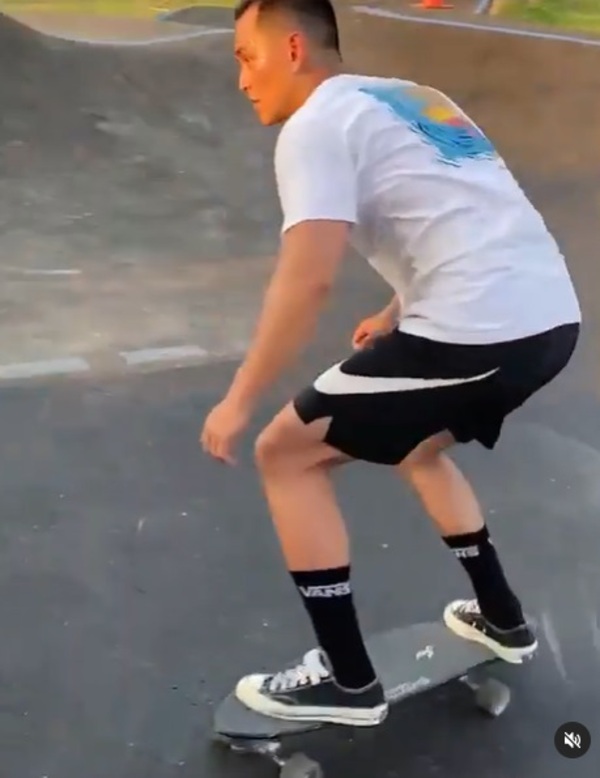 เซิร์ฟสเก็ตกระชับรัก! สงกรานต์ พาน้องปีใหม่เล่นเซิร์ฟสเก็ตมี แมท ภีรนีย์ โผล่ร่วมเฟรม