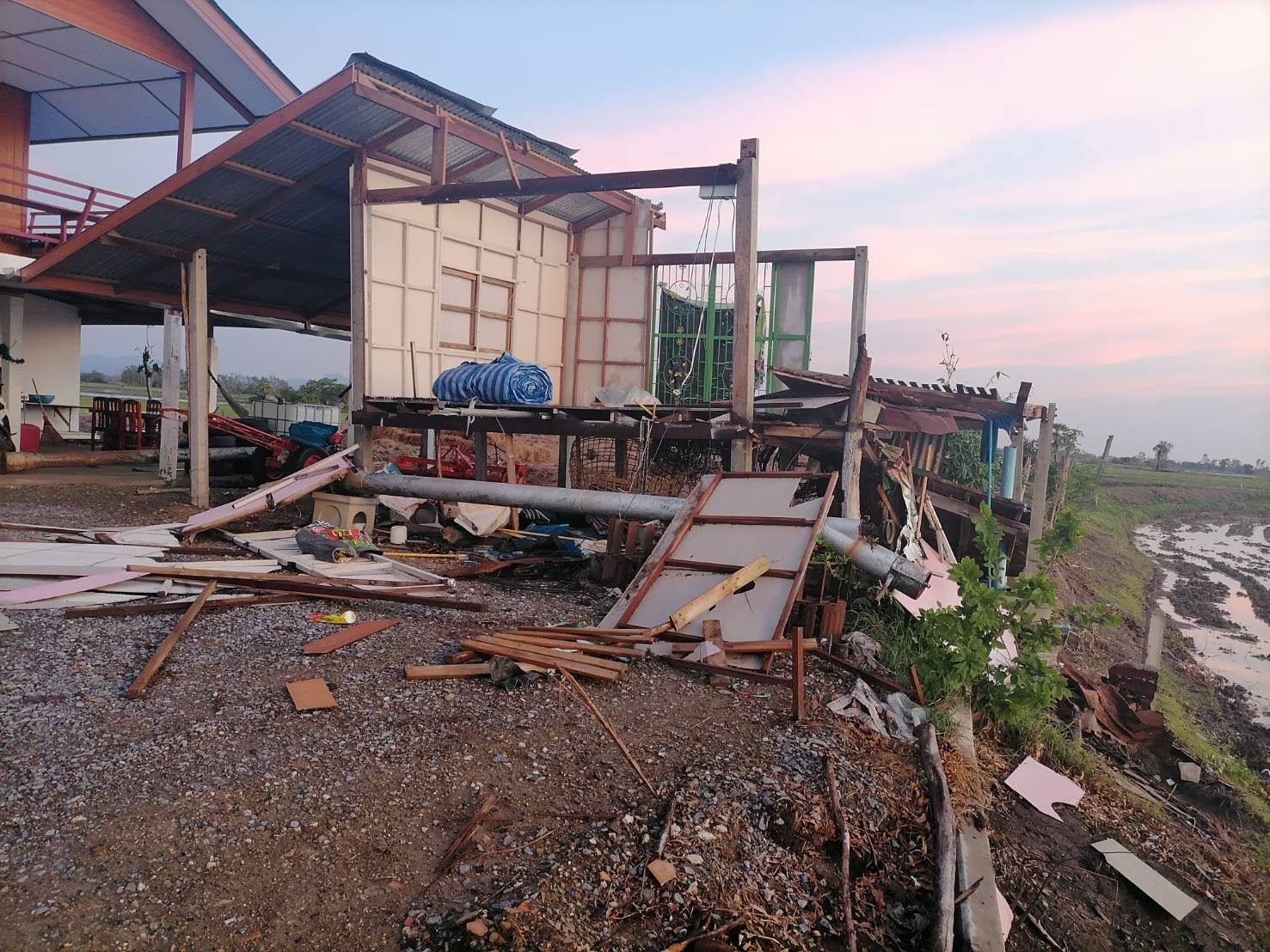 เปิดภาพความเสียหาย! พายุฤดูร้อน พัดถล่ม จ.ลพบุรี เสียหายหลาย 10 หลัง เปิดภาพความเสียหาย! พายุฤดูร้อน พัดถล่ม จ.ลพบุรี เสียหายหลาย 10 หลัง