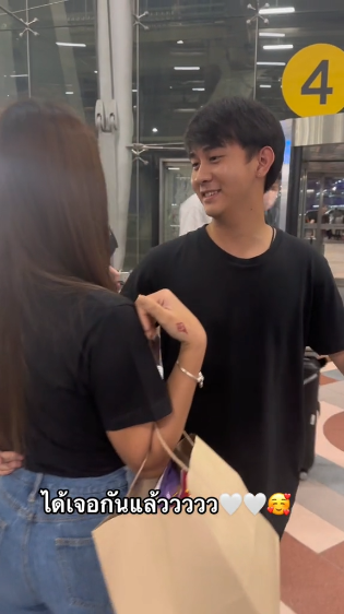 ได้เจอกันแล้ว! ธัญญ่า อาร์สยาม เสิร์ฟโมเมนต์หวาน ไปรับ อาร์โล่ ที่สนามบิน