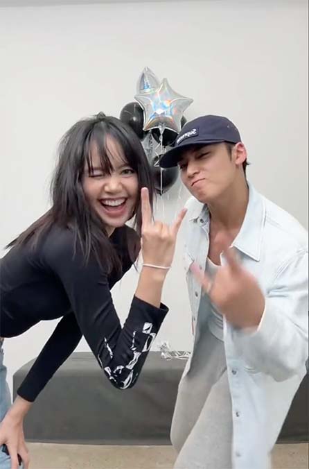 มิตรภาพ 97 ไลน์ ลิซ่า ชวน มินกยู SEVENTEEN ถ่ายชาเลนจ์ Rockstar มิตรภาพ 97 ไลน์ ลิซ่า ชวน มินกยู SEVENTEEN ถ่ายชาเลนจ์ Rockstar