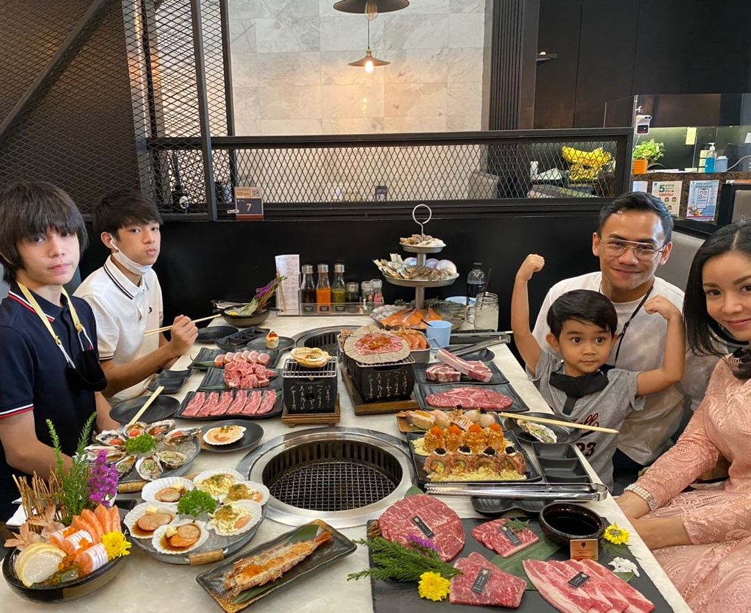 นุ๊ก สุทธิดา เผยคลิปลูกชายคนเล็กหอบช่อดอกไม้เซอร์ไพรส์คุณพ่อ หลังไม่เจอกันนาน