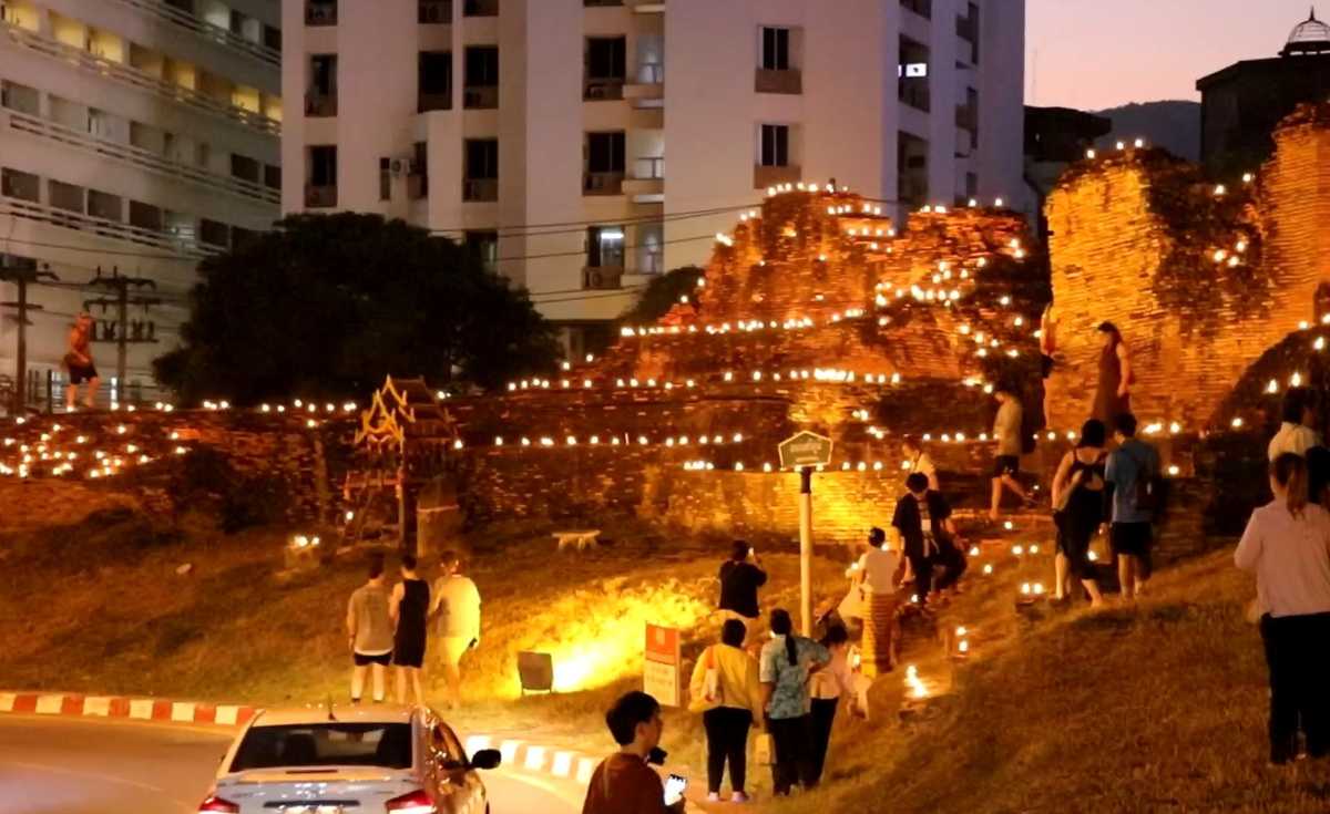 จุดผางประทีปสว่างไสวรับประเพณียี่เป็ง จุดผางประทีปสว่างไสวรับประเพณียี่เป็ง