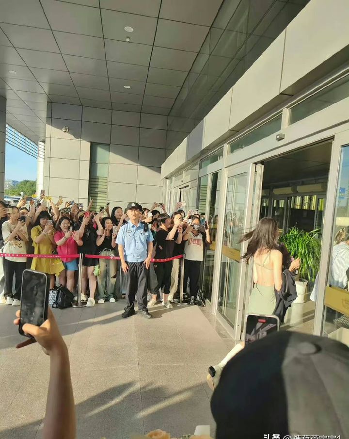 “ตี๋ลี่เร่อปา” ยังใส่เสื้อเปลือยหลัง แม้ถูกแฟนคลับแอบลูบหลังที่สนามบิน  