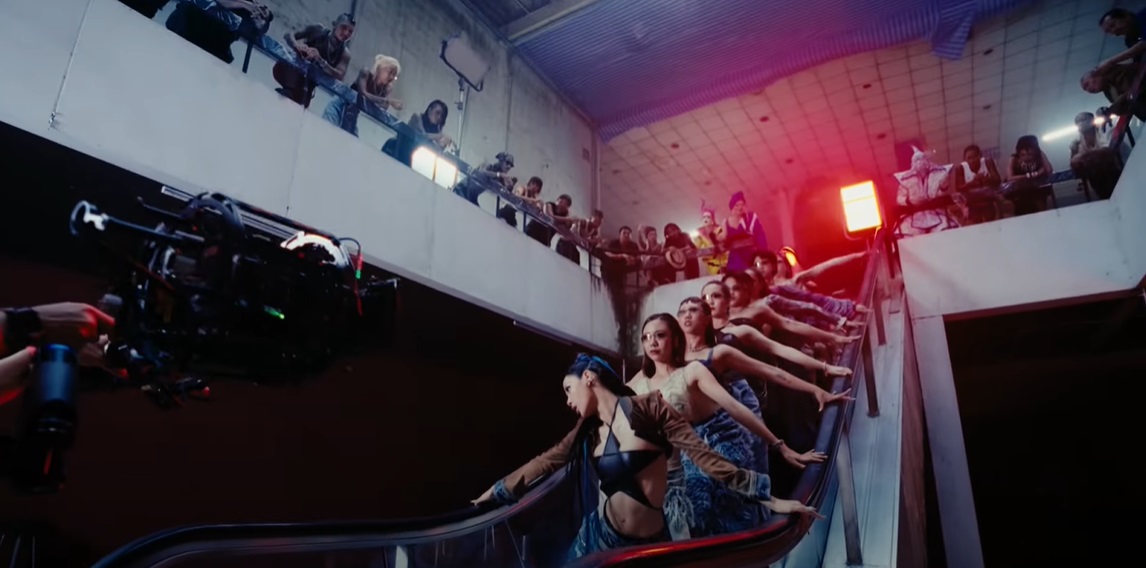 เปิดคลิปเบื้องหลัง ก่อนจะเป็น MV เพลง ROCKSTAR ของ “ลิซ่า” BLACKPINK เปิดคลิปเบื้องหลัง ก่อนจะเป็น MV เพลง ROCKSTAR ของ “ลิซ่า” BLACKPINK