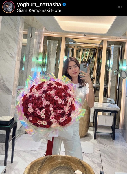 หนิง แท็กหาสามีด่วน หลัง พีเค เปย์หนักวันเกิด โยเกิร์ต จัดดอกไม้พร้อมเงิน 4 ปึกใหญ่!! หนิง แท็กหาสามีด่วน หลัง พีเค เปย์หนักวันเกิด โยเกิร์ต จัดดอกไม้พร้อมเงิน 4 ปึกใหญ่!!