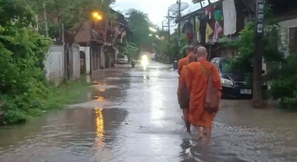 ฝนถล่มปราจีนบุรี! น้ำป่าเขาใหญ่ เอ่อท่วมตลาดเก่ากบินทร์บุรี ฝนถล่มปราจีนบุรี! น้ำป่าเขาใหญ่ เอ่อท่วมตลาดเก่ากบินทร์บุรี