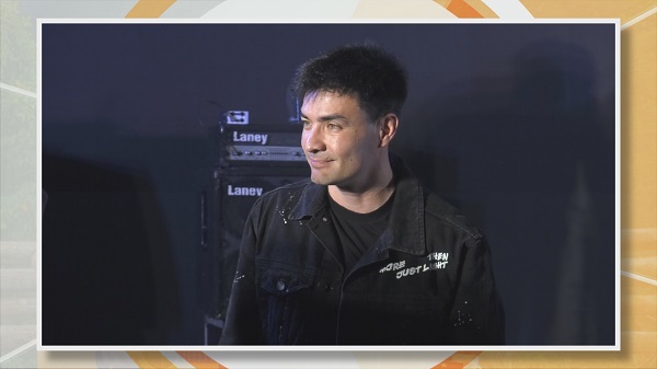 ตั๊ก บริบูรณ์ ควักเงินหมื่นซื้อกีตาร์ให้ เรืองฤทธิ์ ศิลปินโฟล์คชื่อดัง   (มีคลิป)