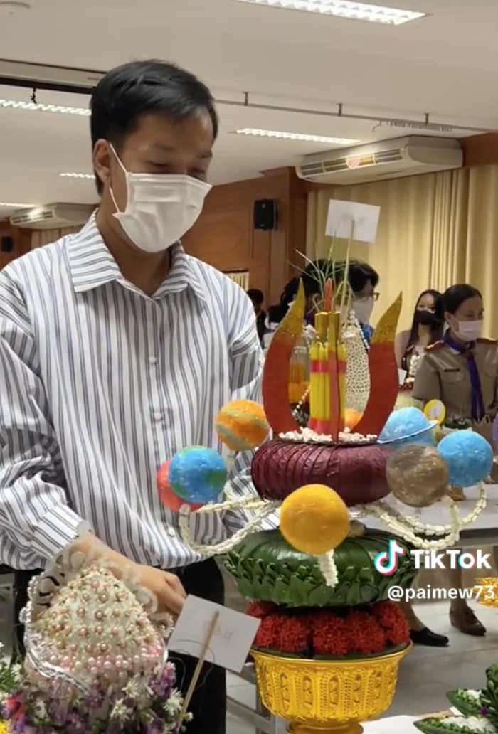 ‘พานไหว้ครู’ ยุค 2023 ชาวเน็ตทึ่งสุดยอดไอเดียมาทั้งจักรวาล