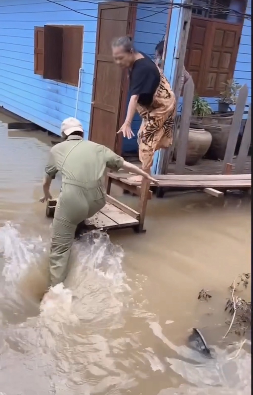 บอย โพสต์คลิปนาทีชีวิต เจี๊ยบ หวิดพลาดตกน้ำป๋อมแป๋ม...