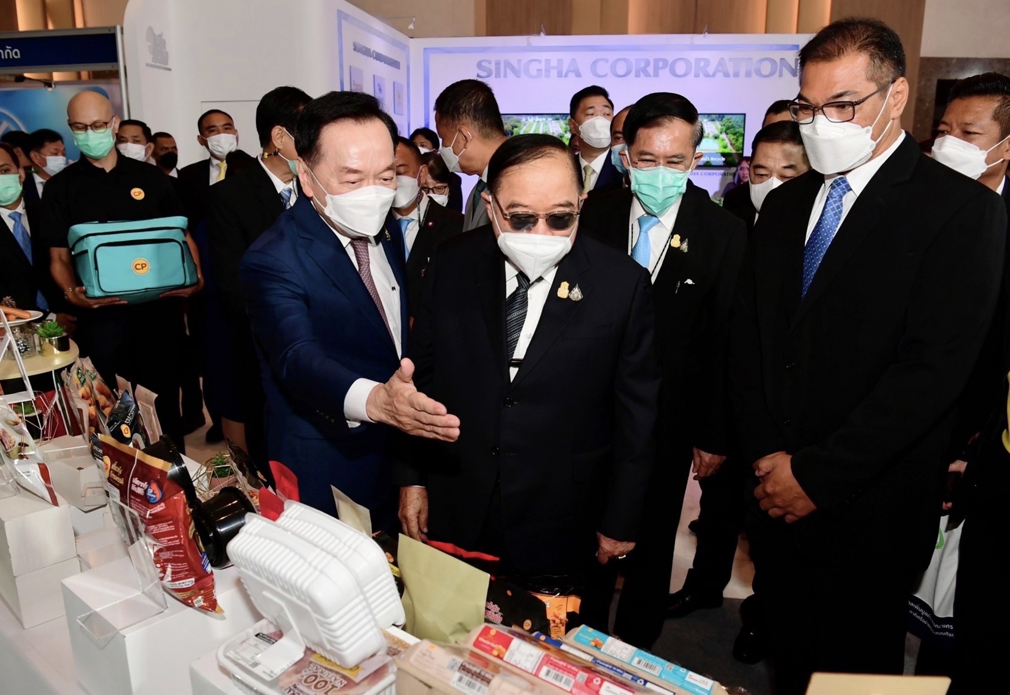 รองนายกฯ ประวิตร ชมนวัตกรรมอาหารและการบริหารจัดการน้ำ CPF