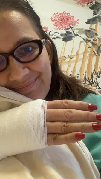 เหตุเพราะห่วง!! เบคกี้ ริสา หงษ์หิรัญ เกิดอุบัติเหตุ ลื่นล้มข้อมือหัก เหตุเพราะห่วง!! เบคกี้ ริสา หงษ์หิรัญ เกิดอุบัติเหตุ ลื่นล้มข้อมือหัก