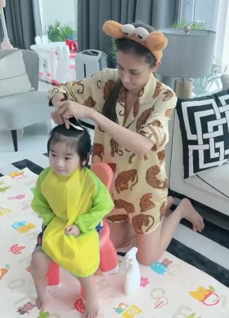 ยอดคุณแม่!! เนย โชติกา โชว์สกิลตัดผมให้สามีและลูกชาย ในยุคโควิด-19