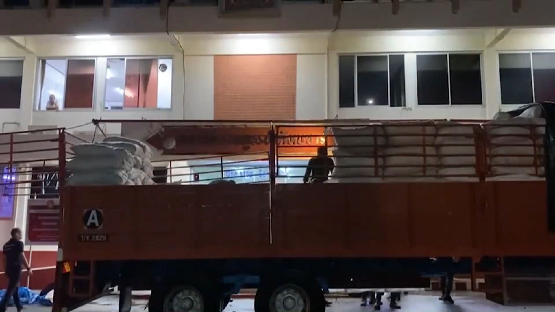 ยึด พลุ-ประทัด กว่า 300 ลัง เตรียมส่งมาเลเซีย